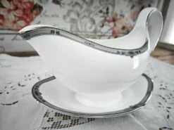 Saucière sur dormant en porcelaine anglaise Wedgwood modèle Amherst
