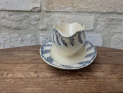 Saucière sur dormant fixe Sarreguemines terre de fer motif floral bleu