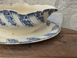 Saucière sur dormant fixe Sarreguemines terre de fer motif floral bleu