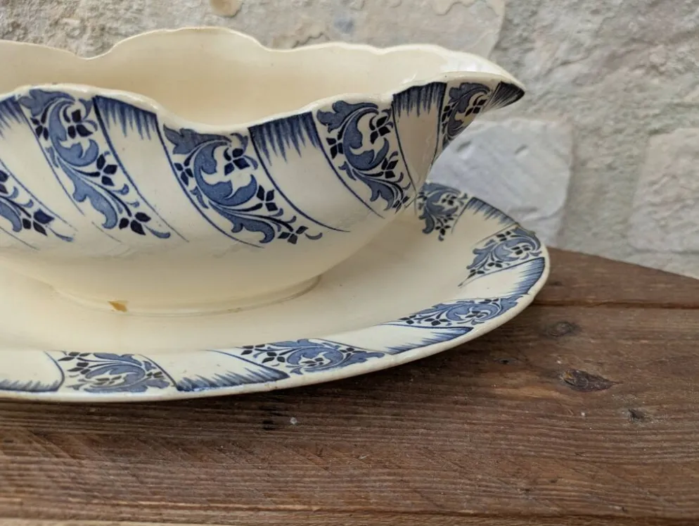 Saucière sur dormant fixe Sarreguemines terre de fer motif floral bleu