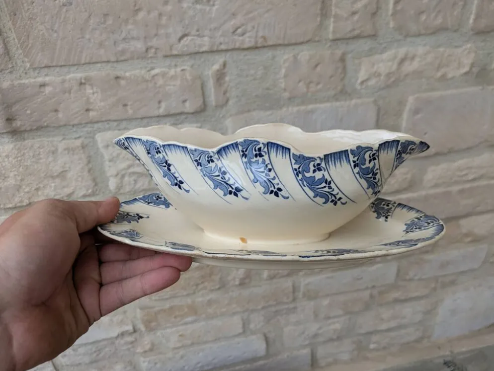 Saucière sur dormant fixe Sarreguemines terre de fer motif floral bleu