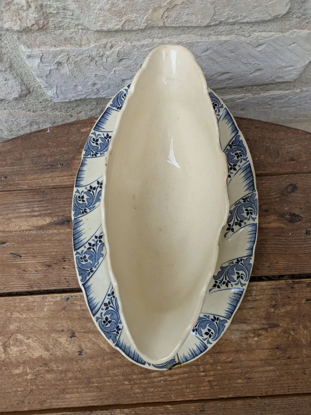 Saucière sur dormant fixe Sarreguemines terre de fer motif floral bleu