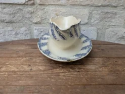Saucière sur dormant fixe Sarreguemines terre de fer motif floral bleu