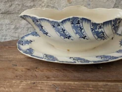 Saucière sur dormant fixe Sarreguemines terre de fer motif floral bleu