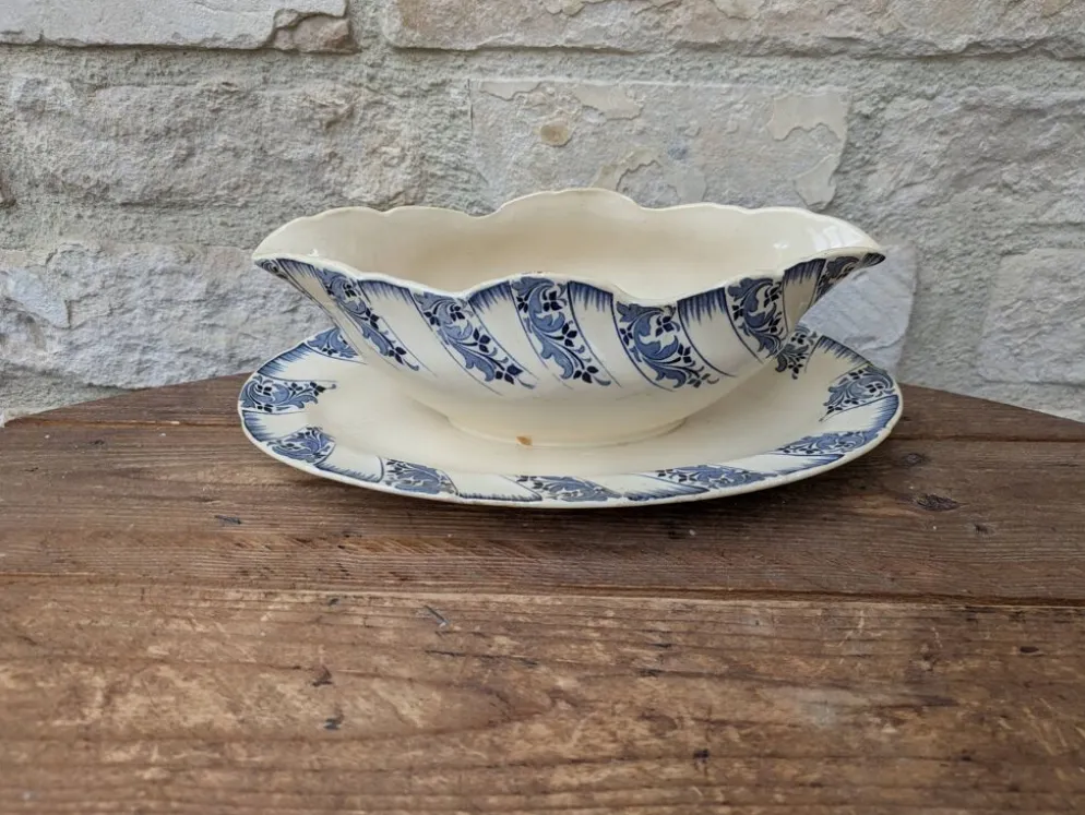 Saucière sur dormant fixe Sarreguemines terre de fer motif floral bleu