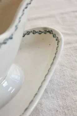 Saucière terre de fer ancienne Saint-Amand modèle 4022 - Liseré fleuri bleu