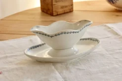 Saucière terre de fer ancienne Saint-Amand modèle 4022 - Liseré fleuri bleu