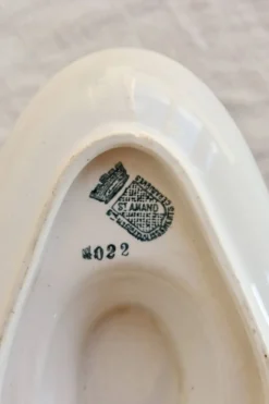 Saucière terre de fer ancienne Saint-Amand modèle 4022 - Liseré fleuri bleu