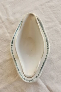 Saucière terre de fer ancienne Saint-Amand modèle 4022 - Liseré fleuri bleu