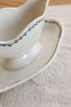 Saucière terre de fer ancienne Saint-Amand modèle 4022 - Liseré fleuri bleu