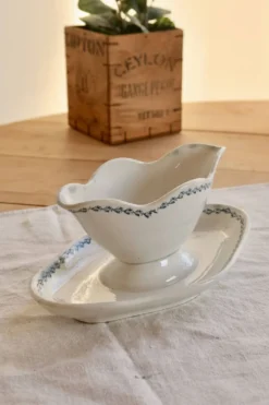 Saucière terre de fer ancienne Saint-Amand modèle 4022 - Liseré fleuri bleu
