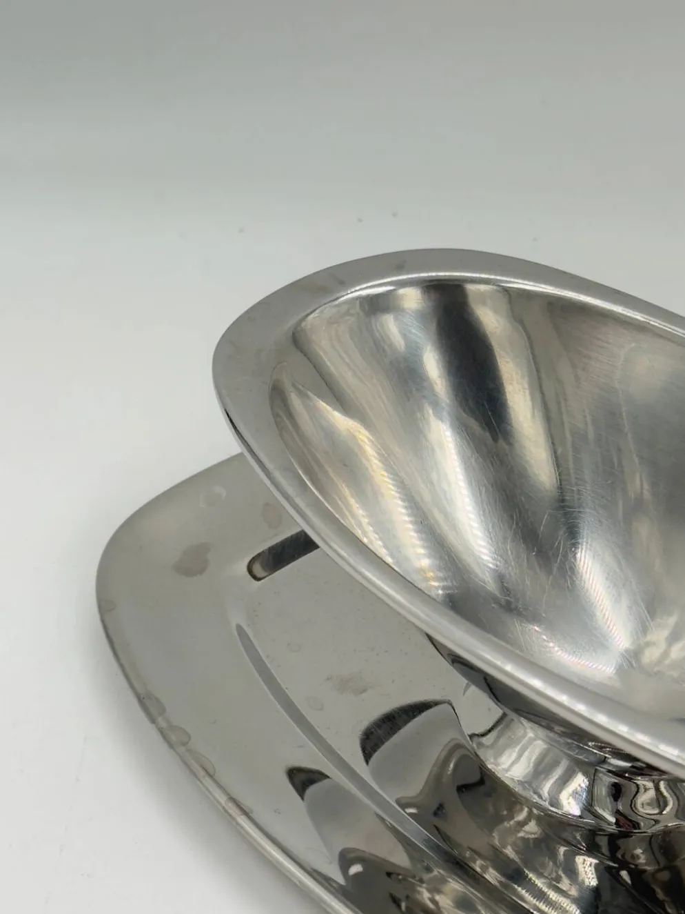 Saucière vintage en acier inoxydable avec plateau ovale intégré