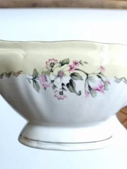 Saucière vintage L'Amandinoise modèle Paola blanc crème fleurs