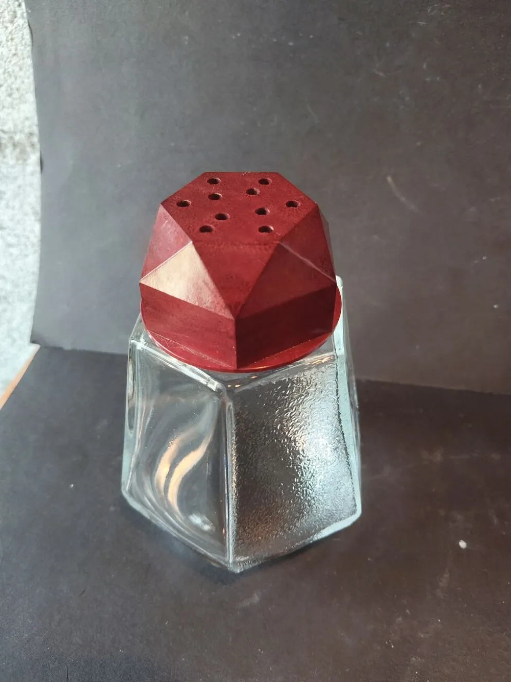 Saupoudreuse Art Déco en verre et bakélite bordeaux – années 40/50