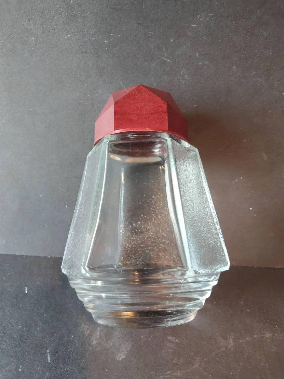 Saupoudreuse Art Déco en verre et bakélite bordeaux – années 40/50