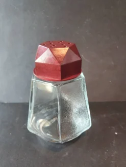 Saupoudreuse Art Déco en verre et bakélite bordeaux – années 40/50