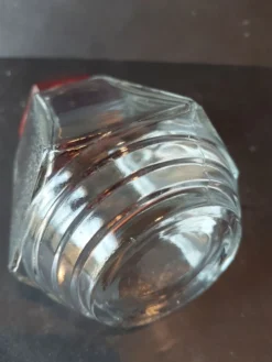 Saupoudreuse Art Déco en verre et bakélite bordeaux – années 40/50
