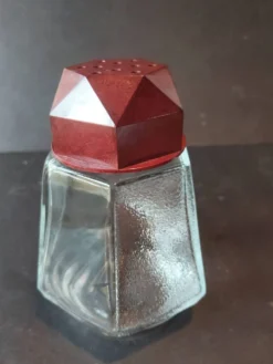 Saupoudreuse Art Déco en verre et bakélite bordeaux – années 40/50