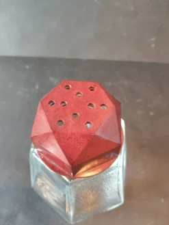 Saupoudreuse Art Déco en verre et bakélite bordeaux – années 40/50