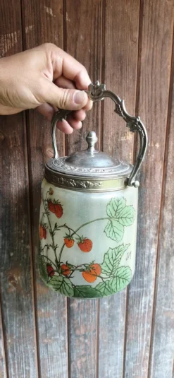 Seau à biscuits décor fraises signé JEM