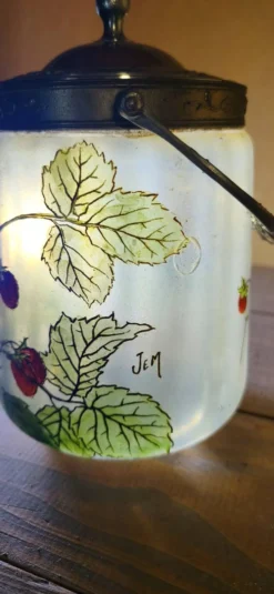 Seau à biscuits décor fraises signé JEM