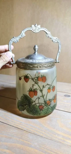 Seau à biscuits décor fraises signé JEM