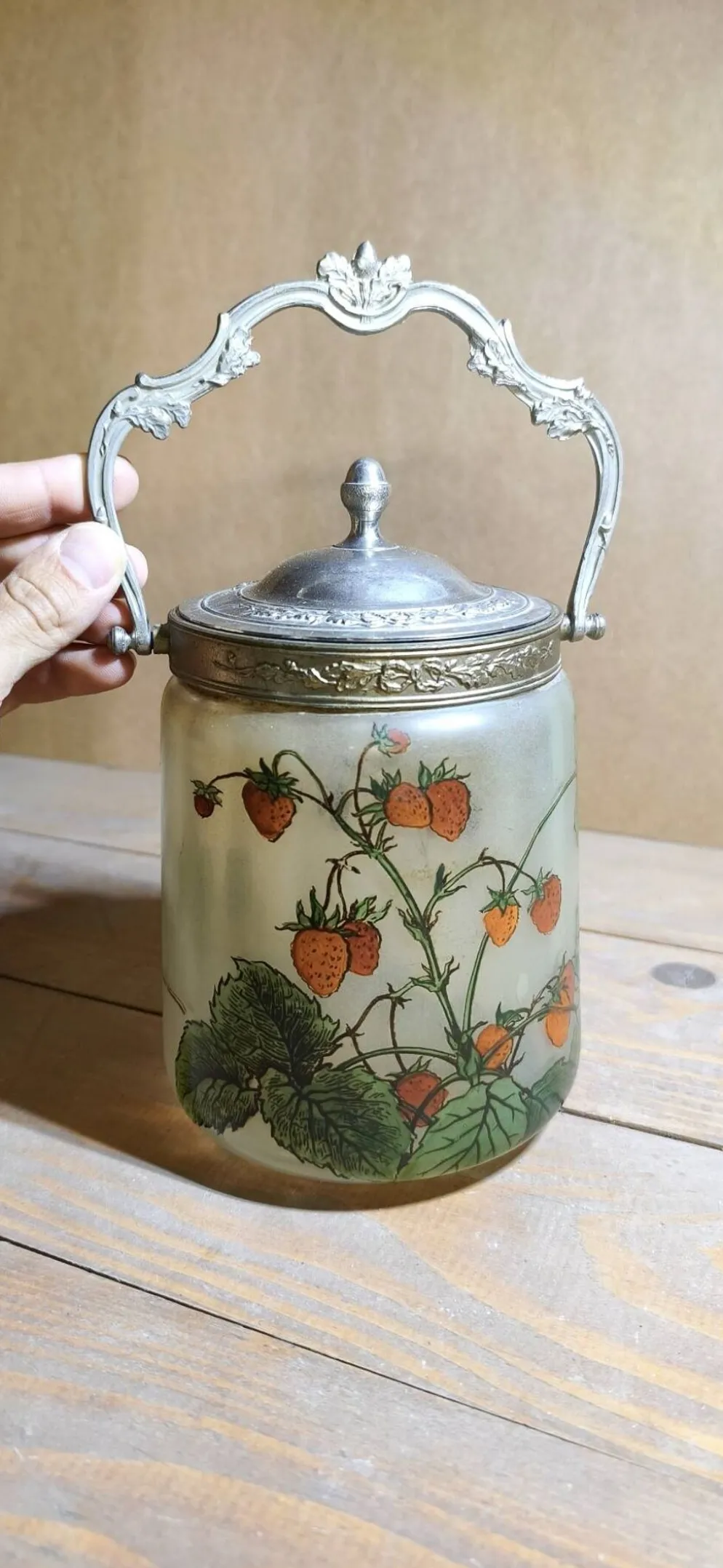 Seau à biscuits décor fraises signé JEM