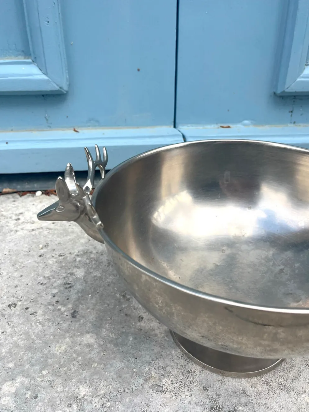 Seau à champagne en forme de tête de cerf sur pied.