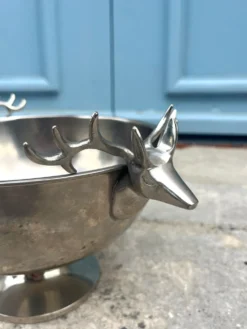 Seau à champagne en forme de tête de cerf sur pied.