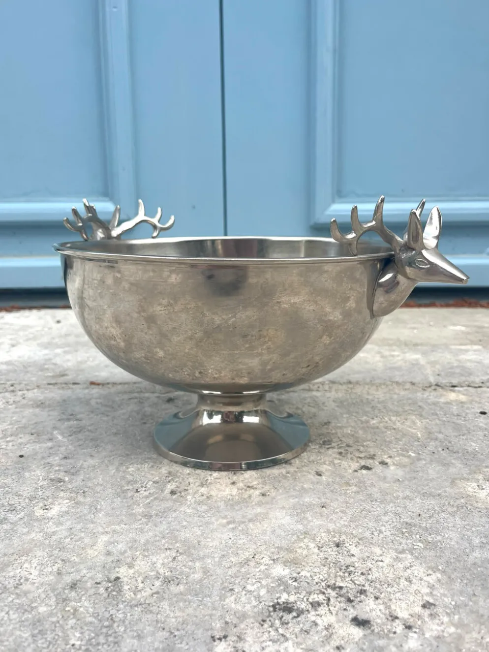 Seau à champagne en forme de tête de cerf sur pied.
