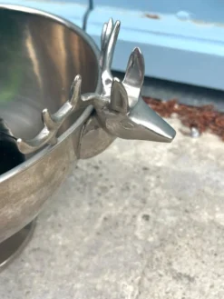 Seau à champagne en forme de tête de cerf sur pied.