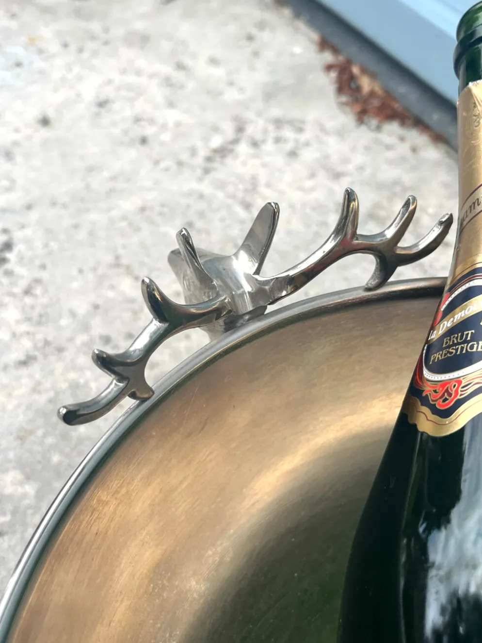 Seau à champagne en forme de tête de cerf sur pied.