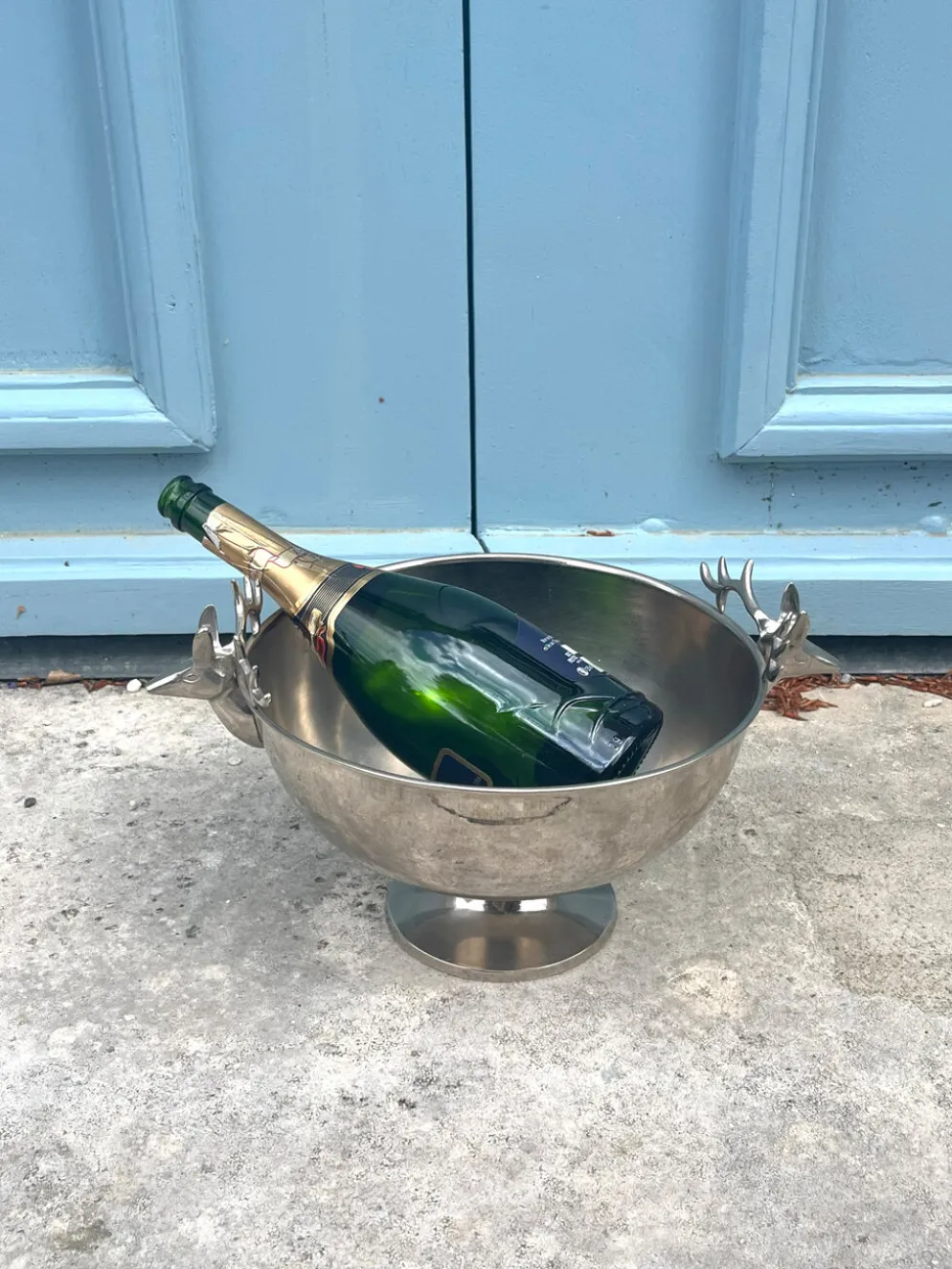 Seau à champagne en forme de tête de cerf sur pied.