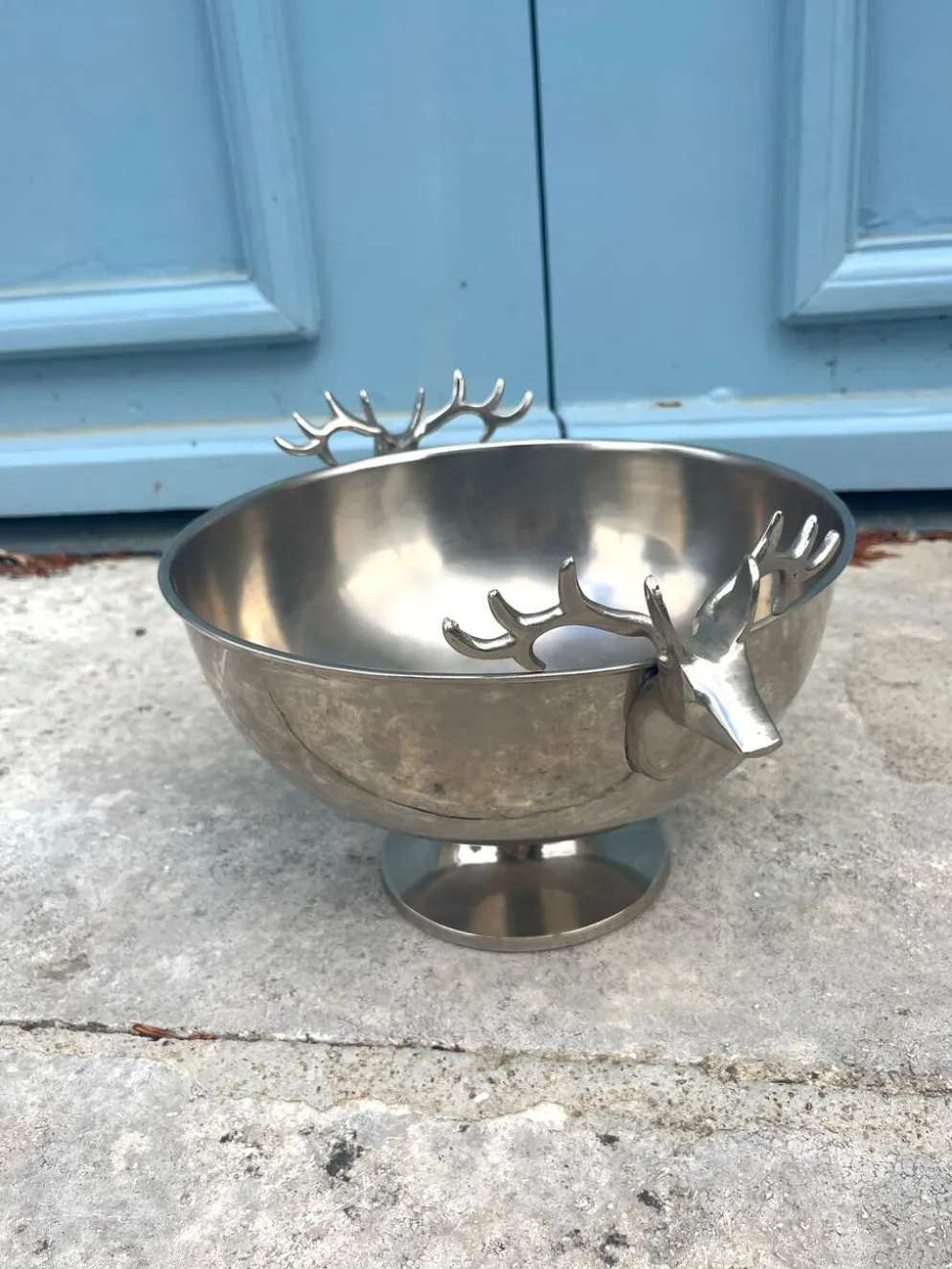 Seau à champagne en forme de tête de cerf sur pied.