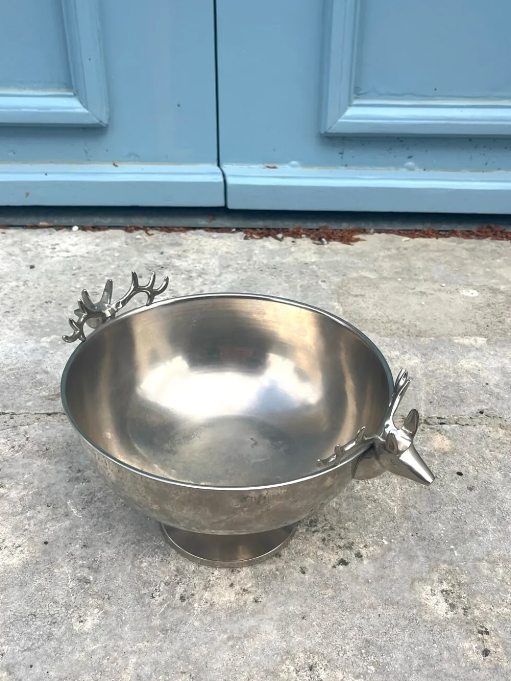 Seau à champagne en forme de tête de cerf sur pied.