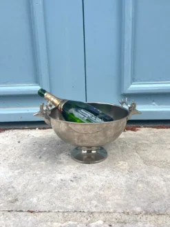 Seau à champagne en forme de tête de cerf sur pied.
