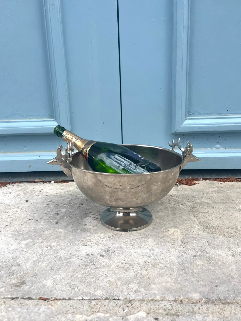 Seau à champagne en forme de tête de cerf sur pied.