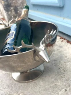 Seau à champagne en forme de tête de cerf sur pied.