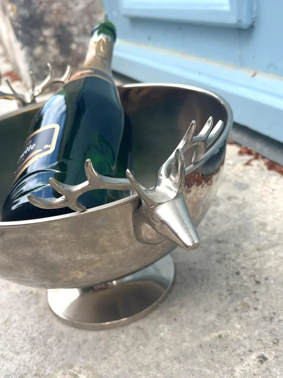 Seau à champagne en forme de tête de cerf sur pied.
