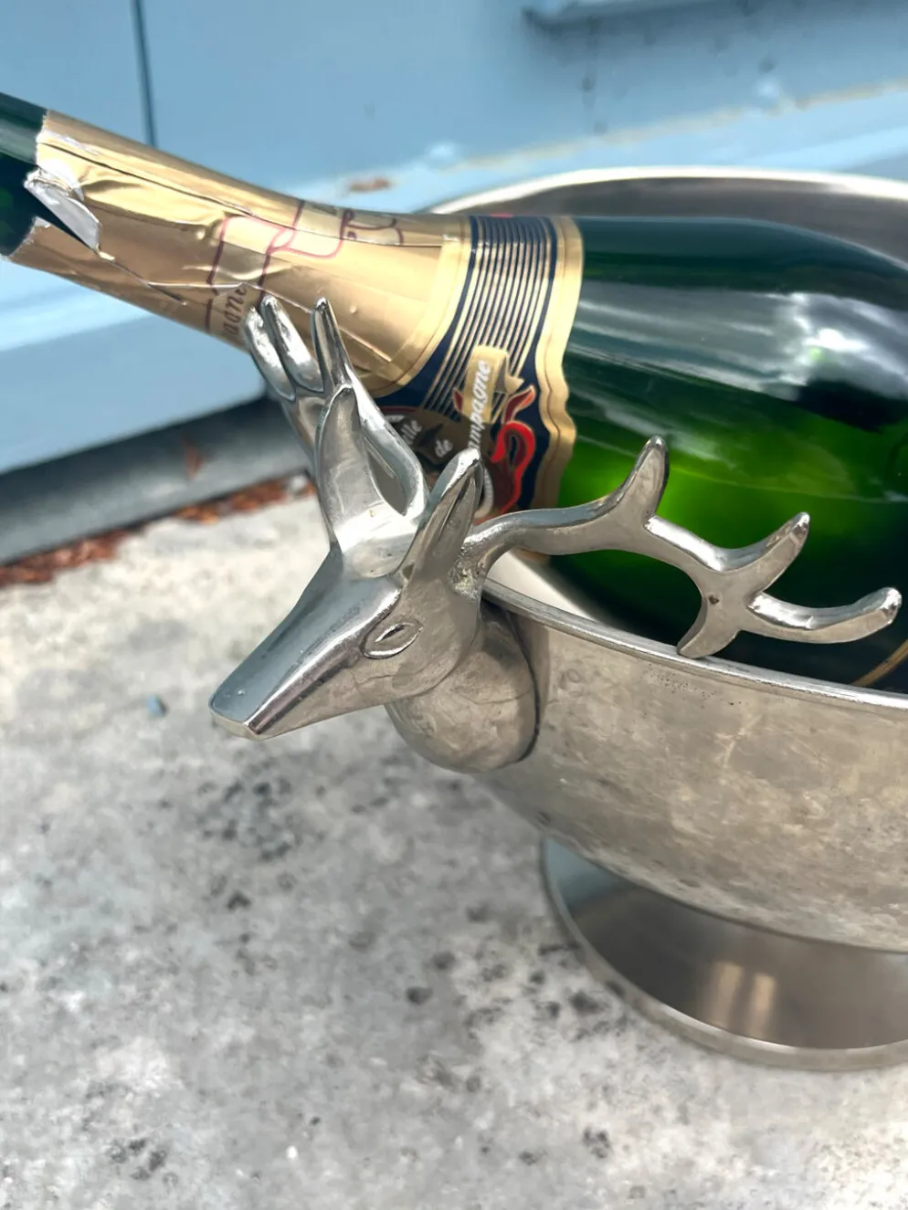 Seau à champagne en forme de tête de cerf sur pied.