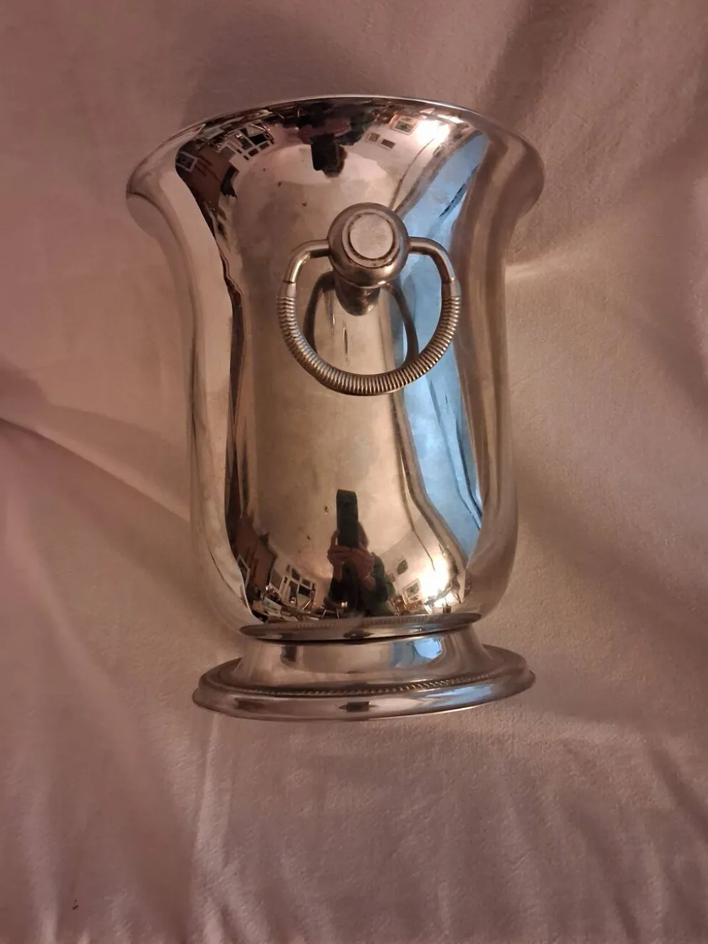 Seau à champagne en inox, orfèvre Jean Couzon Modèle sur piédouche.