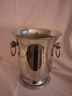 Seau à champagne en inox, orfèvre Jean Couzon Modèle sur piédouche.