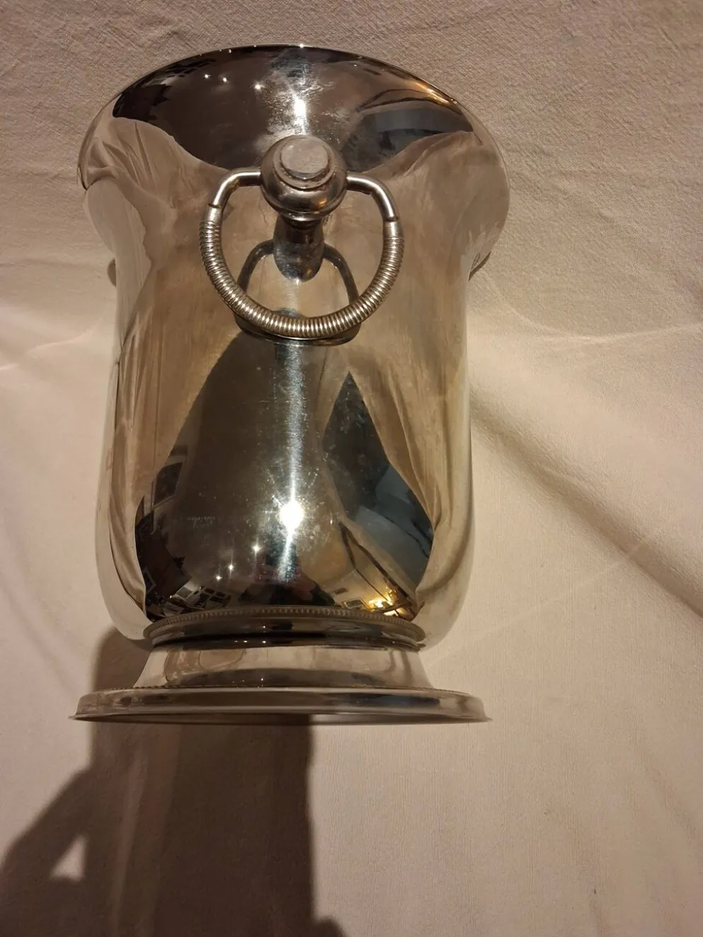 Seau à champagne en inox, orfèvre Jean Couzon Modèle sur piédouche.