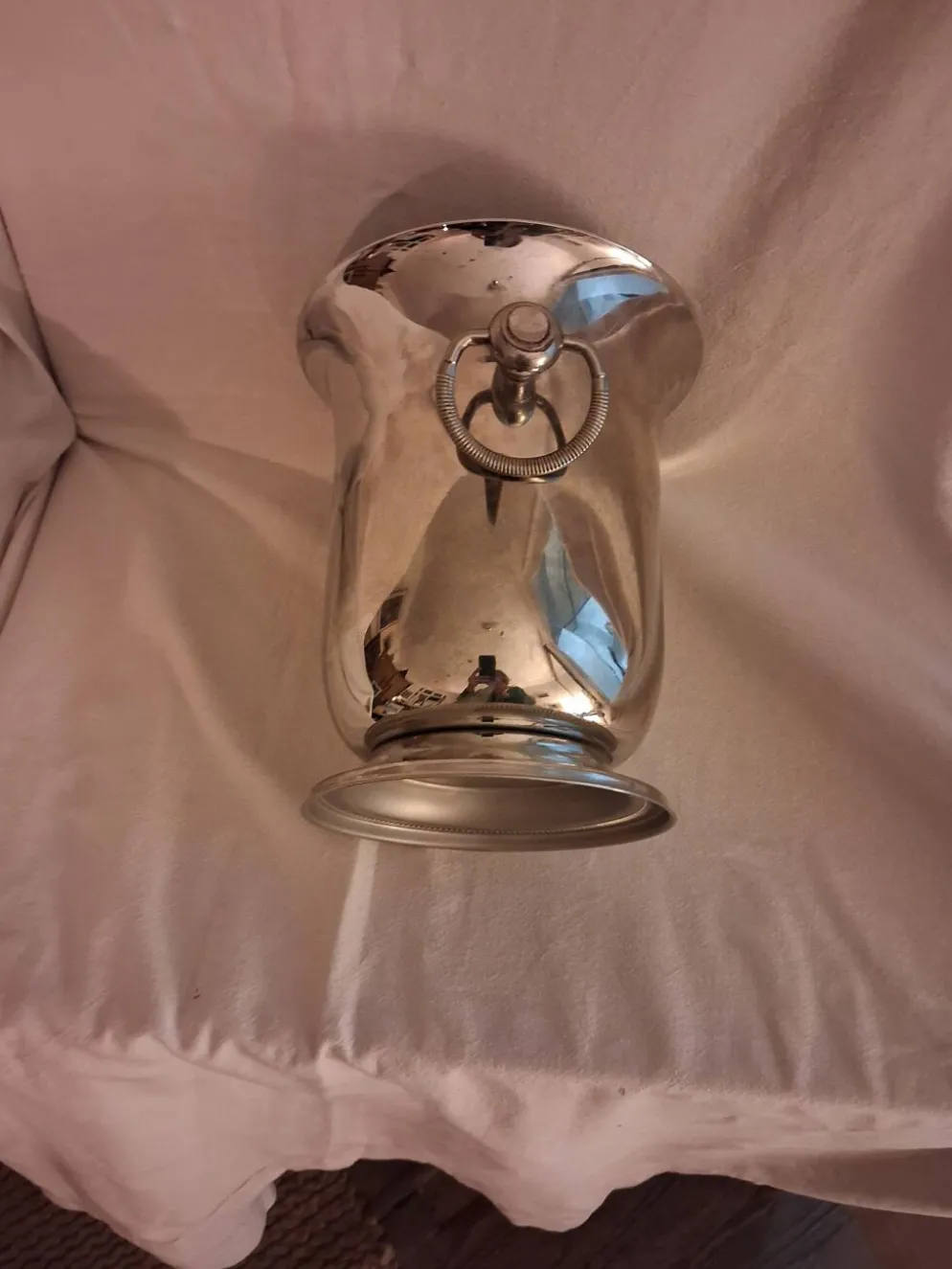 Seau à champagne en inox, orfèvre Jean Couzon Modèle sur piédouche.