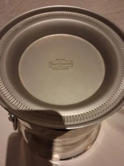 Seau à champagne en inox, orfèvre Jean Couzon Modèle sur piédouche.