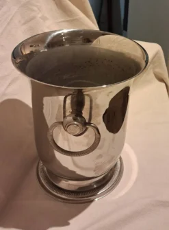 Seau à champagne en inox, orfèvre Jean Couzon Modèle sur piédouche.