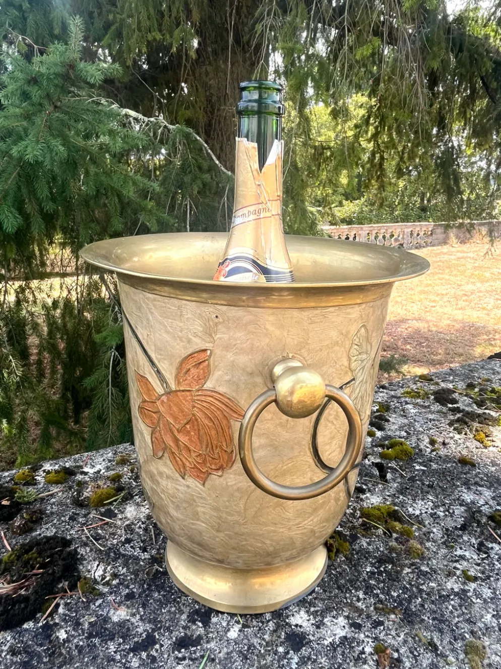 Seau à champagne en laiton cloisonné vintage avec des fleurs de lotus et une poignée.