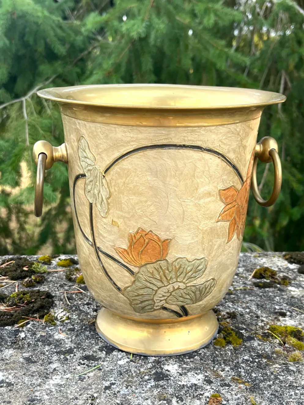 Seau à champagne en laiton cloisonné vintage avec des fleurs de lotus et une poignée.
