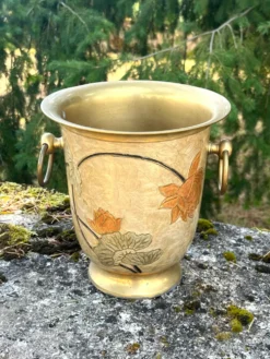Seau à champagne en laiton cloisonné vintage avec des fleurs de lotus et une poignée.