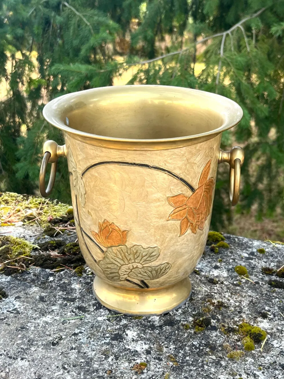 Seau à champagne en laiton cloisonné vintage avec des fleurs de lotus et une poignée.